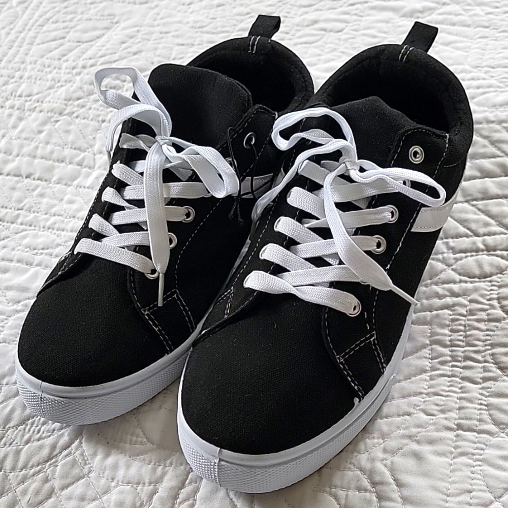Men's Black and White Casual Sneakers QT Revolution Size 11 NWOB